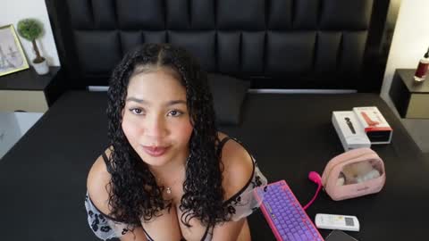 Snapshot of aradia_01 chatting on December 4, 2024, 8:29 pm online show from December 4, 2024, 8:29 pm