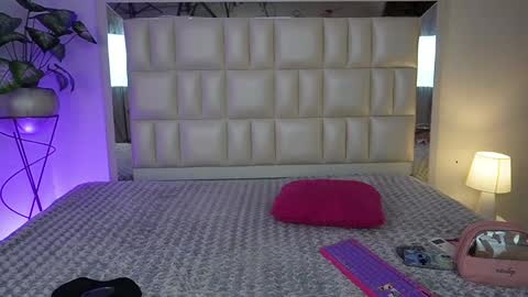 Snapshot of aradia_01 chatting on December 18, 2024, 7:04 am online show from December 18, 2024, 7:04 am