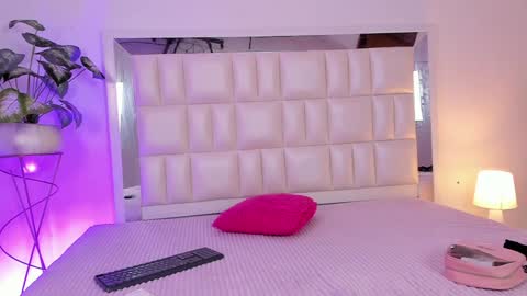 Snapshot of aradia_01 chatting on January 7, 2025, 5:12 am online show from January 7, 2025, 5:12 am