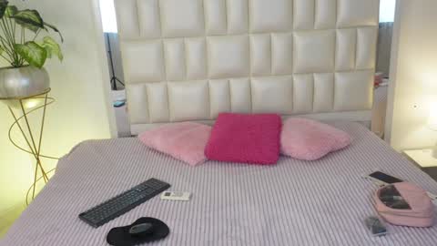 Snapshot of aradia_01 chatting on January 28, 2025, 4:18 am online show from January 28, 2025, 4:18 am