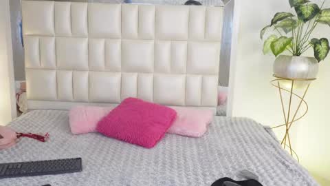 Snapshot of aradia_01 chatting on February 4, 2025, 4:48 am online show from February 4, 2025, 4:48 am