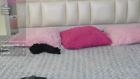 Snapshot of aradia_01 chatting on February 6, 2025, 5:35 am online show from February 6, 2025, 5:35 am