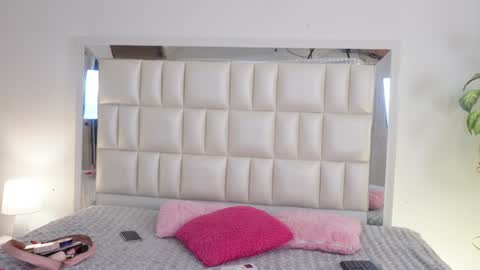 Snapshot of aradia_01 chatting on February 8, 2025, 4:36 am online show from February 8, 2025, 4:36 am