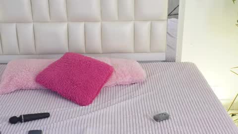 Snapshot of aradia_01 chatting on February 12, 2025, 8:27 am online show from February 12, 2025, 8:27 am