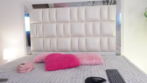 Snapshot of aradia_01 chatting on February 20, 2025, 4:50 am online show from February 20, 2025, 4:50 am