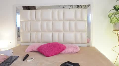 Snapshot of aradia_01 chatting on February 25, 2025, 5:19 am online show from February 25, 2025, 5:19 am