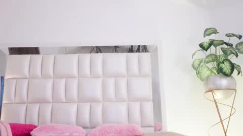 Snapshot of aradia_01 chatting on February 26, 2025, 8:04 am online show from February 26, 2025, 8:04 am