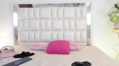 Snapshot of aradia_01 chatting on February 28, 2025, 5:04 am online show from February 28, 2025, 5:04 am