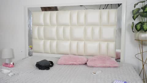 Snapshot of aradia_01 chatting on September 9, 2025, 5:40 am online show from September 9, 2025, 5:40 am