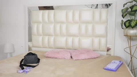 Snapshot of aradia_01 chatting on September 16, 2025, 5:30 am online show from September 16, 2025, 5:30 am