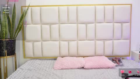 Snapshot of aradia_01 chatting on December 15, 2025, 8:24 pm online show from December 15, 2025, 8:24 pm