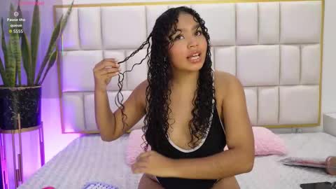 Snapshot of aradia_01 chatting on December 19, 2025, 5:03 am online show from December 19, 2025, 5:03 am