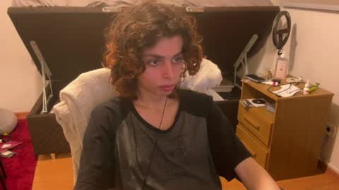 Snapshot of ari_dom_femboy chatting on July 5, 2026, 10:28 pm Ari online show from July 5, 2026, 10:28 pm