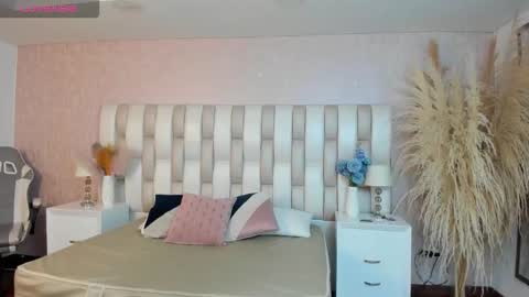 ari_lynn_ online show from November 19, 2025, 3:06 am