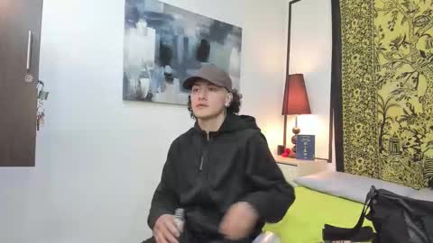 aria y orien  online show from October 31, 2025, 11:11 am