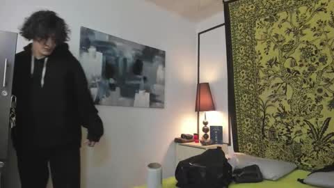 aria y orien  online show from November 22, 2025, 11:09 am