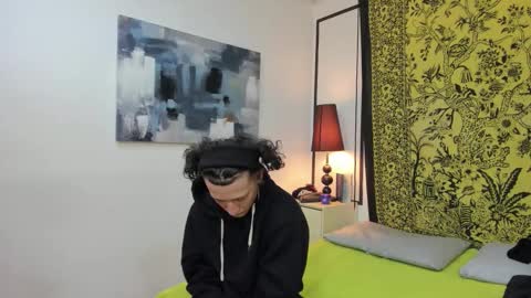 aria y orien  online show from January 7, 2026, 11:01 am