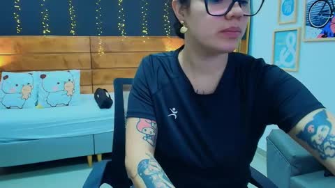Snapshot of aria_bloomer chatting on April 26, 2026, 12:36 pm Ari online show from April 26, 2026, 12:36 pm