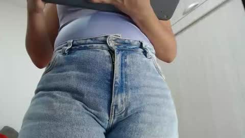 ariacoral online show from November 24, 2025, 12:49 pm