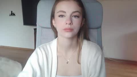 AriaCreazy online show from October 17, 2025, 8:39 am