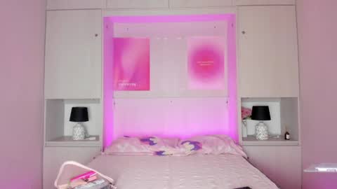 ariannavega_ online show from April 21, 2026, 12:55 pm