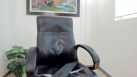 Snapshot of aroon_connor chatting on January 28, 2025, 7:10 pm   online show from January 28, 2025, 7:10 pm