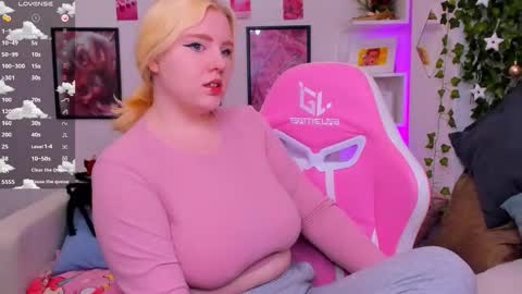 Snapshot of art_lovee_ chatting on December 22, 2025, 1:35 am art_lovee_ online show from December 22, 2025, 1:35 am