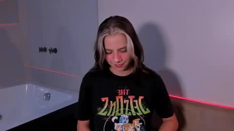 artemisablake online show from December 18, 2024, 8:57 pm