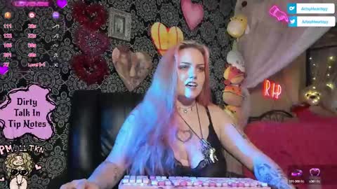 Snapshot of artsyheartsyy chatting on September 14, 2025, 12:43 am ArtsyHeartsyy online show from September 14, 2025, 12:43 am