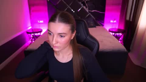 ashleybaee online show from November 12, 2025, 1:22 pm