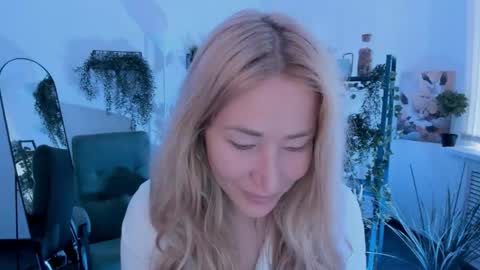 astramonroe online show from April 22, 2026, 4:15 am