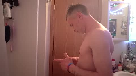 Snapshot of athandrew chatting on April 1, 2026, 4:13 am jonnyandrew online show from April 1, 2026, 4:13 am