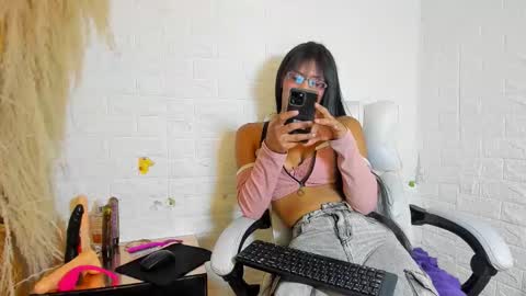 Monii Yi online show from November 14, 2025, 6:34 am