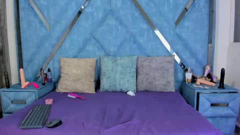 Monii Yi online show from November 18, 2025, 5:01 am