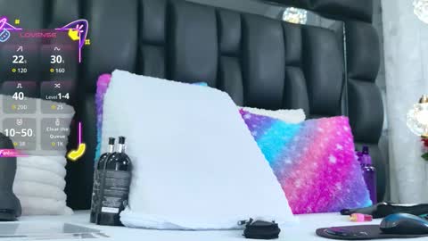 Aura online show from December 13, 2025, 7:53 pm