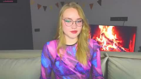 Snapshot of aurora_golden chatting on December 2, 2024, 4:31 pm Kate online show from December 2, 2024, 4:31 pm