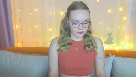Snapshot of aurora_golden chatting on February 2, 2025, 4:00 pm Kate online show from February 2, 2025, 4:00 pm