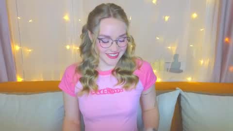 Snapshot of aurora_golden chatting on March 8, 2025, 4:50 pm Kate online show from March 8, 2025, 4:50 pm