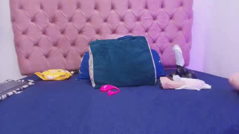 auroraa_miller online show from September 9, 2025, 11:54 am