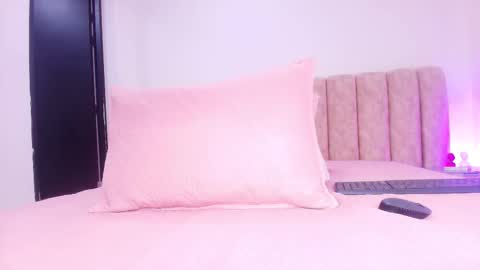 auroraa_miller online show from November 15, 2025, 11:51 am