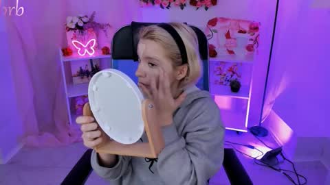 aurorawrenfield online show from November 3, 2025, 4:14 am