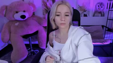 aurorawrenfield online show from December 17, 2025, 12:38 am