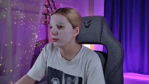 aurorawrenfield online show from March 23, 2026, 2:15 am