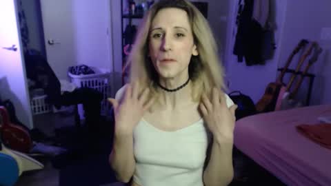 Snapshot of ava_reinhart_999 chatting on February 10, 2026, 11:42 pm Ava online show from February 10, 2026, 11:42 pm