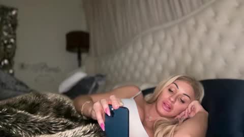 Snapshot of avalonnfoxx chatting on December 2, 2024, 12:07 pm AvalonnFoxx online show from December 2, 2024, 12:07 pm