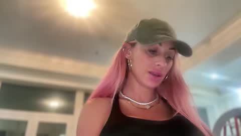 Snapshot of avalonnfoxx chatting on December 16, 2024, 6:10 am AvalonnFoxx online show from December 16, 2024, 6:10 am