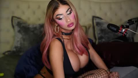 AvalonnFoxx online show from January 13, 2026, 4:29 am