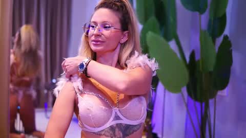 Ava online show from October 12, 2025, 3:27 am