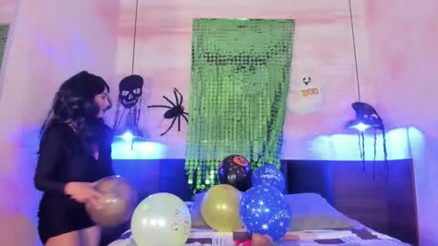 avawhiite online show from October 27, 2025, 8:02 pm