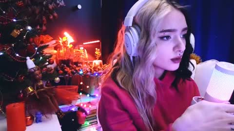 Avriel online show from December 24, 2024, 2:43 am